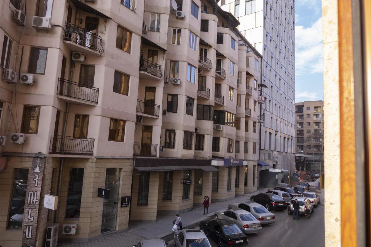 Midcity Hostel Jerevan Buitenkant foto